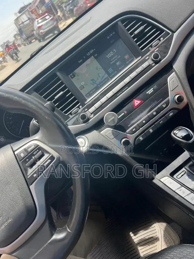 Hyundai Elantra Limited Sedan FWD (2.0L 4cyl 6A) 2017 Silver · Photo 1