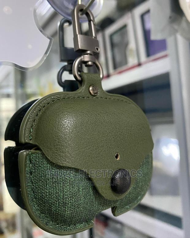 Modern Airpods Pro Leather Case · Photo 4