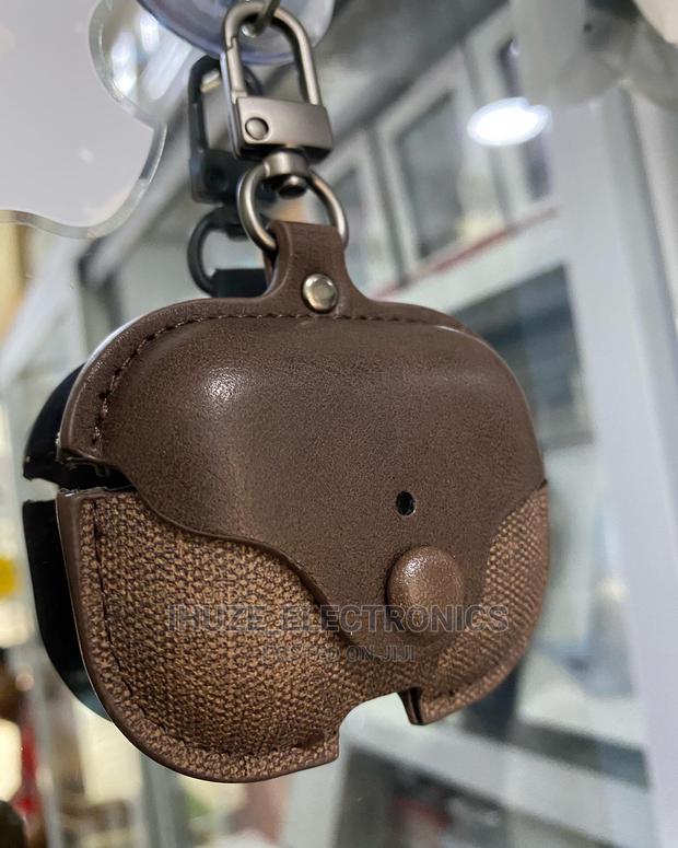 Modern Airpods Pro Leather Case · Photo 6