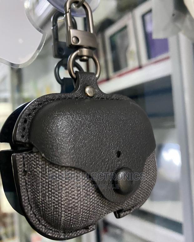 Modern Airpods Pro Leather Case · Photo 5