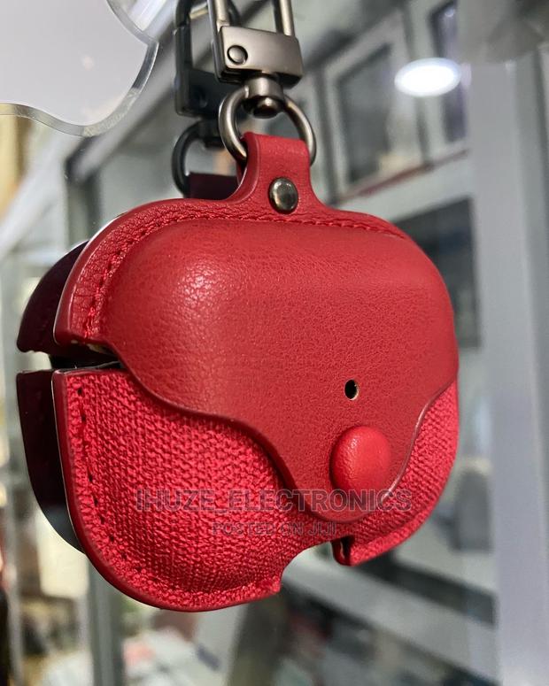 Modern Airpods Pro Leather Case · Photo 2