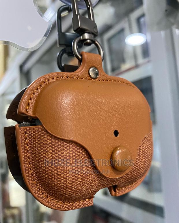Modern Airpods Pro Leather Case · Photo 3