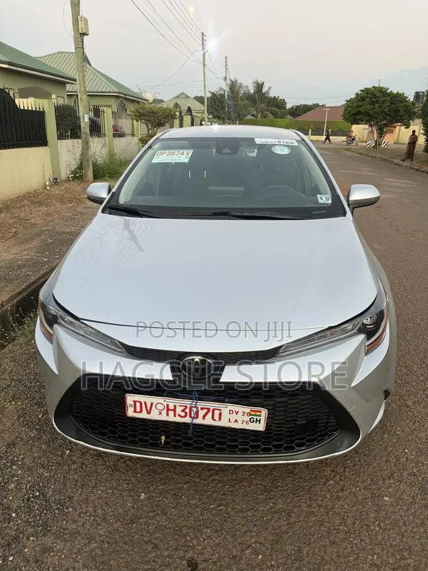 Toyota Corolla LE 2022 Silver · Photo 1