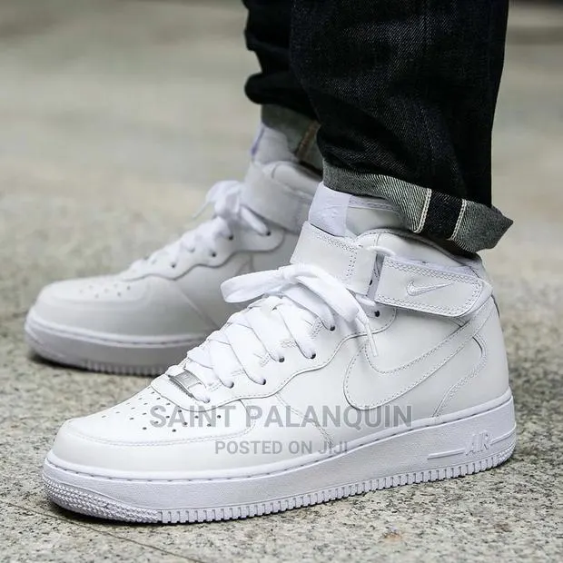 Air Force 1 Triple White · Photo 1