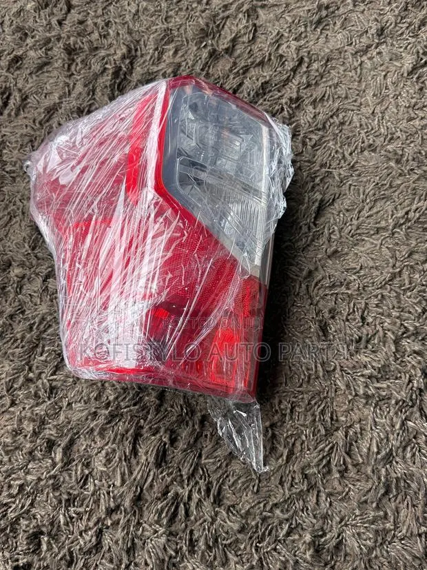 Nissan Titan 2022 Taillight · Photo 1