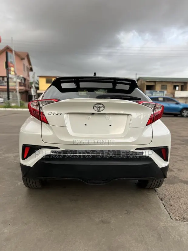 Toyota C-HR XLE FWD 2020 White · Photo 1