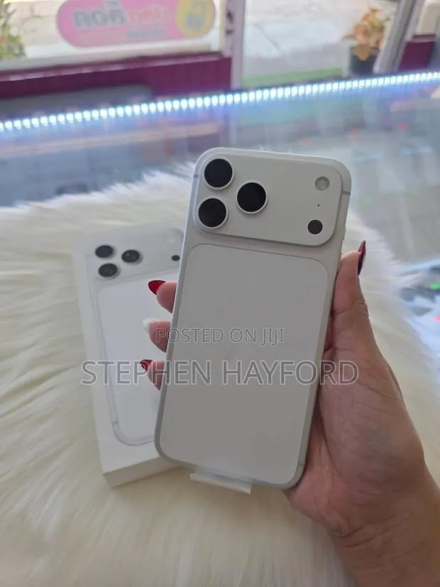 Apple iPhone 17 Pro Max 512 GB Silver · Photo 1