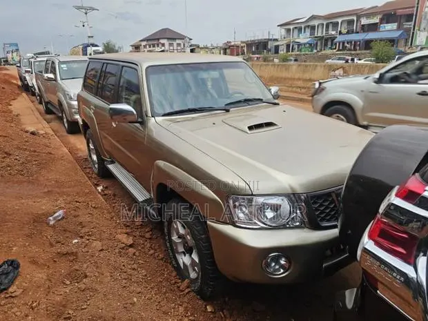 Nissan Patrol 2015 Gold · Photo 1