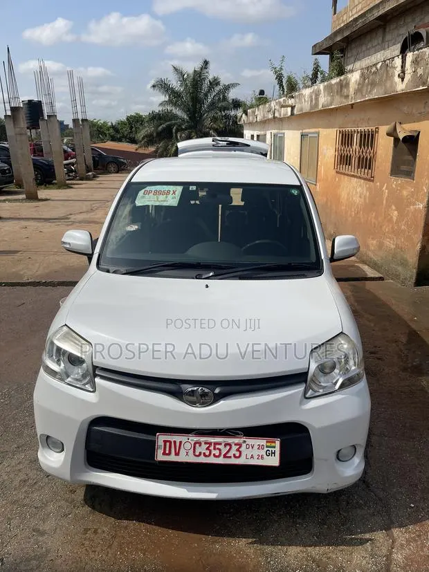 Toyota Sienta 1.5 FWD 2013 White · Photo 1