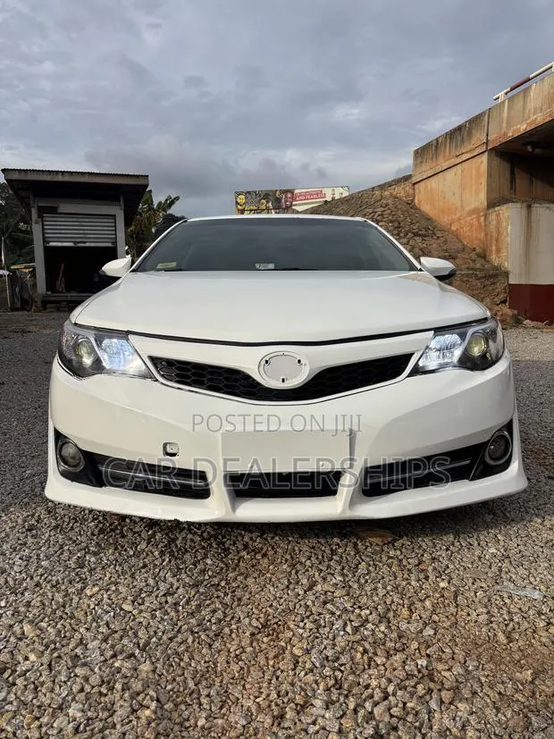 Toyota Camry 2014 White · Photo 1