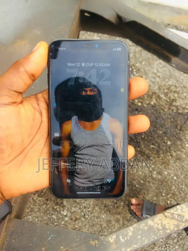 Apple iPhone 11 64 GB Black · Photo 1