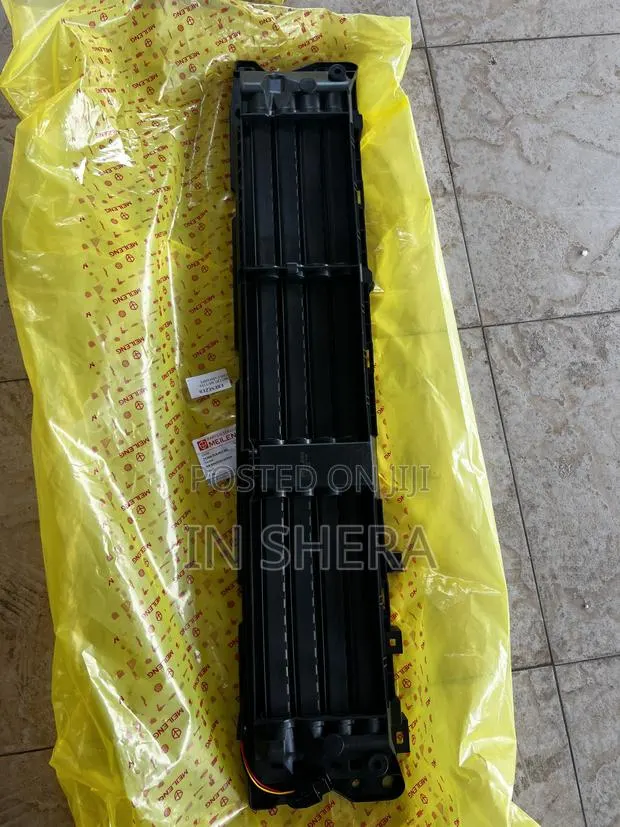 Honda CRV Shutter Grill With Moto 2017 2018 2019 2020 2021 2022 · Photo 1