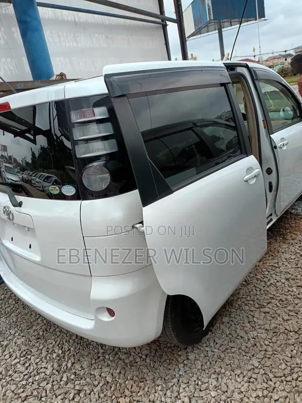 Toyota Sienta 2012 White · Photo 1