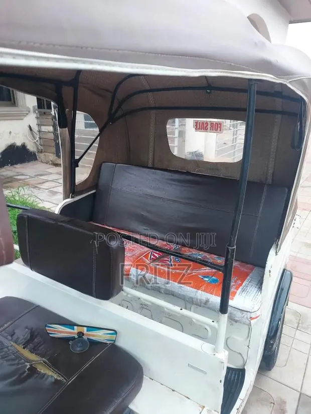 Bajaj RE 2018 Blue · Photo 1