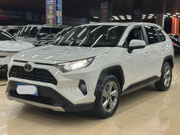 Toyota RAV4 XLE FWD 2023 White · Photo 1