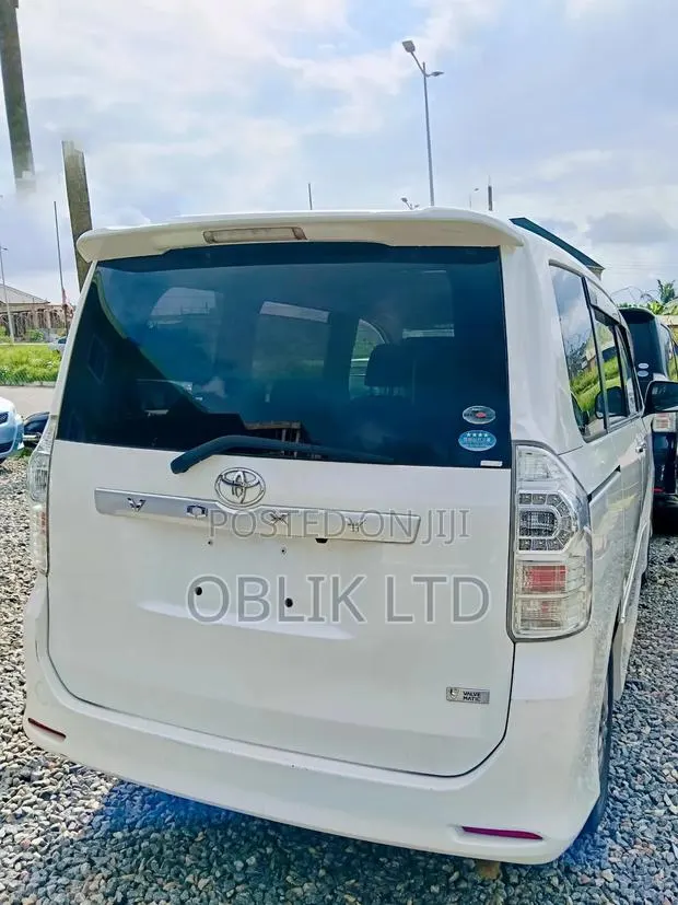 Toyota Voxy 2010 Gray · Photo 6