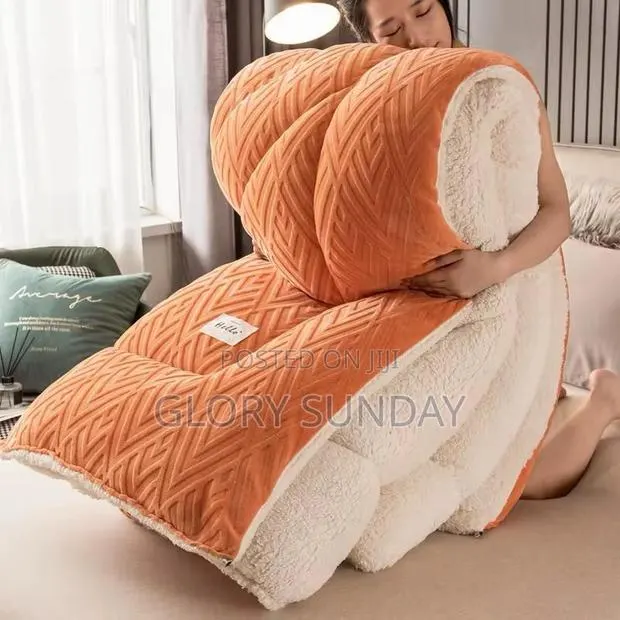 King Size Quality Thick Duvet. · Photo 1