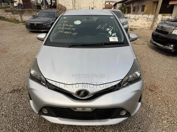 Toyota Vitz 1.3 FWD 3dr 2015 Silver · Photo 1