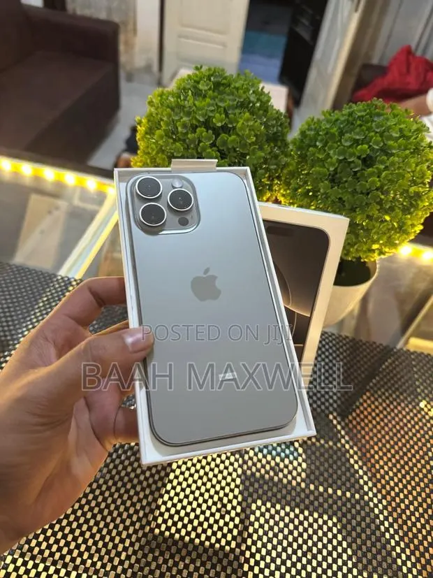 Apple iPhone 16 Pro Max 256 GB Silver · Photo 1
