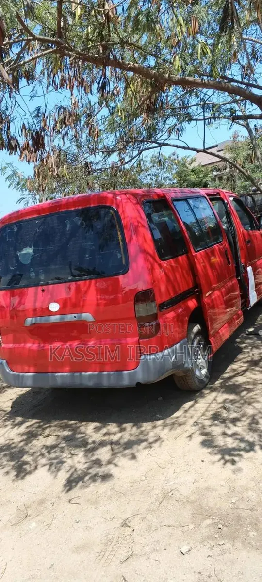 Toyota HiAce 2015 Red · Photo 1