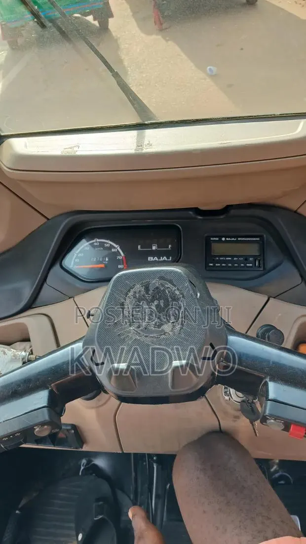 Bajaj RE 2025 Black · Photo 1