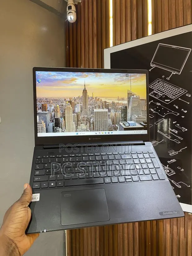 Laptop Dynabook Satellite Pro C50-H 16GB Intel Core i5 SSD 256GB · Photo 1