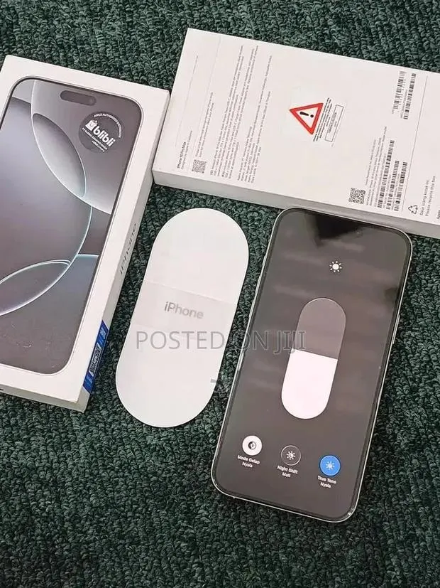 Apple iPhone 16 Pro Max 512 GB White · Photo 1