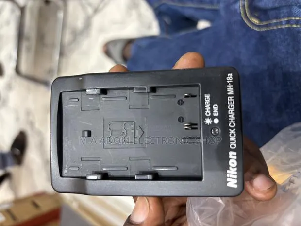 Nikon D90 Battery Charger · Photo 1