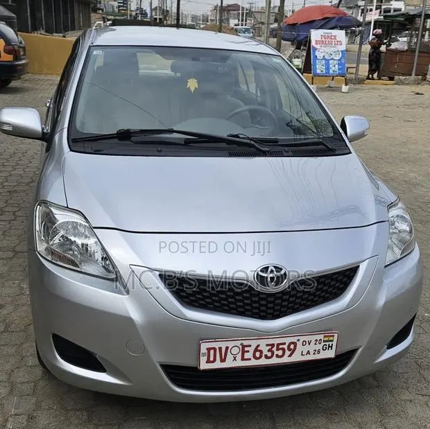 Toyota Belta 2012 Silver · Photo 1