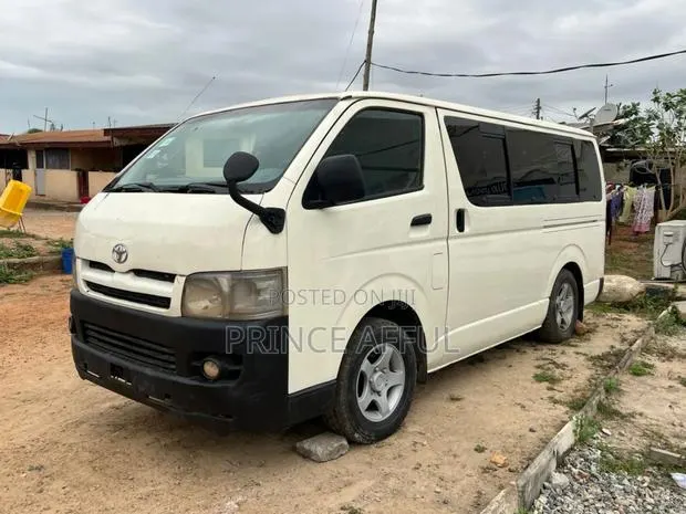 Toyota HiAce 2010 White · Photo 1