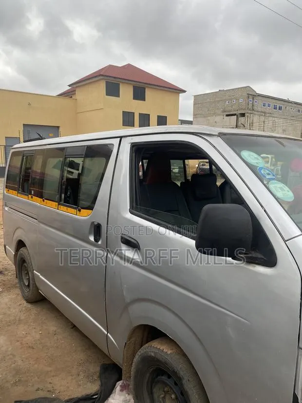 Toyota HiAce 2010 Silver · Photo 1