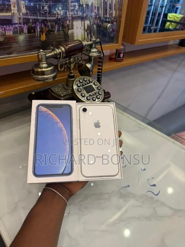 New Apple iPhone XR 128 GB White · Photo 1