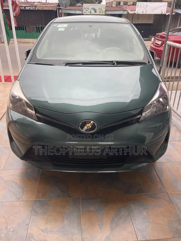 Toyota Vitz 1.5 FWD 3dr 2014 Green · Photo 1