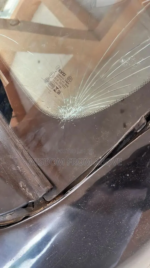 Windscreen Cracked Stopping Cracking Fixing Mobile Services Available · Photo 1