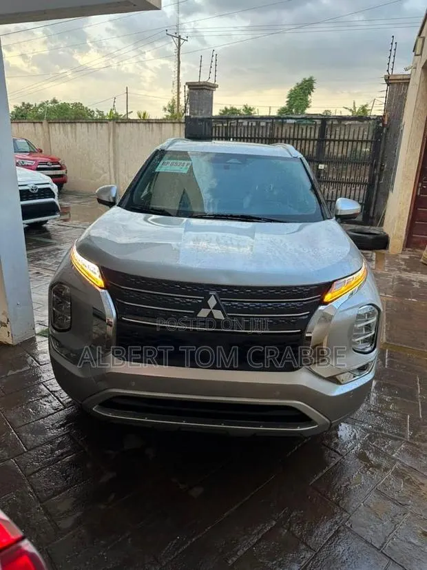 Mitsubishi Outlander SEL Launch Edition 2022 Silver · Photo 1