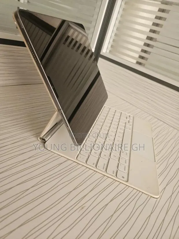 Apple iPad Pro 12.9 (2022) 128 GB Gray · Photo 1