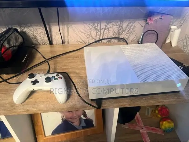 White Xbox One S · Photo 1