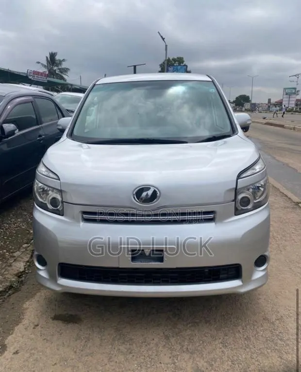Toyota Voxy 2011 Silver · Photo 1