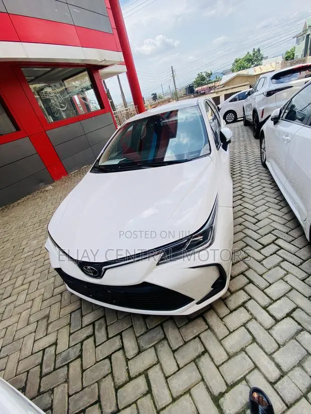 Toyota Corolla LE 2023 White · Photo 1