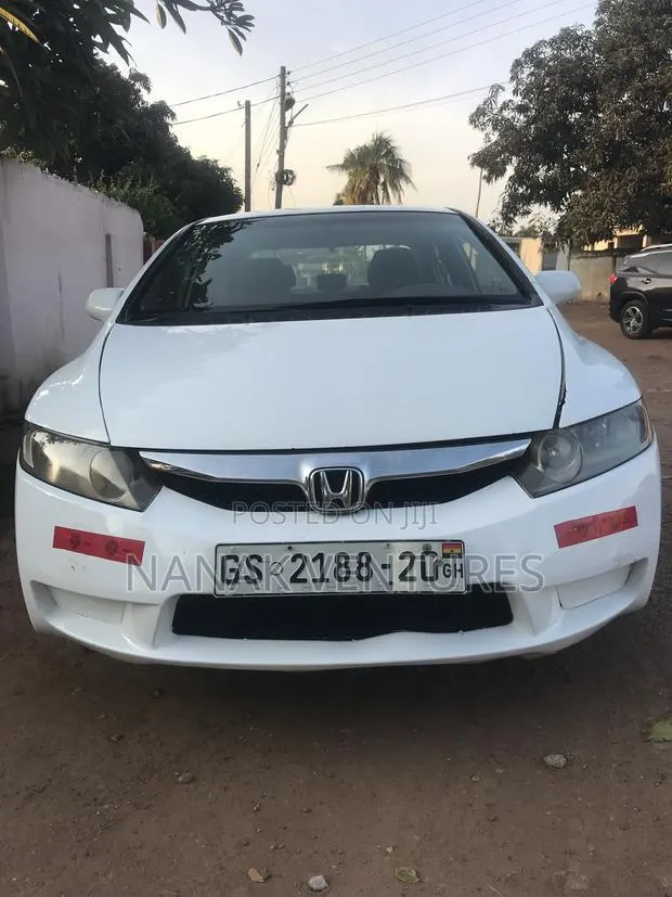 Honda Civic 1.8 5 Door Automatic 2011 White · Photo 1