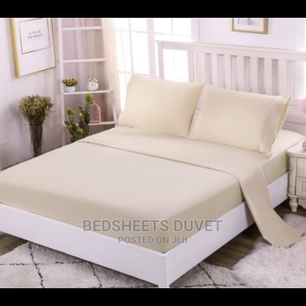Beige Colored Fitted Sheet · Photo 1