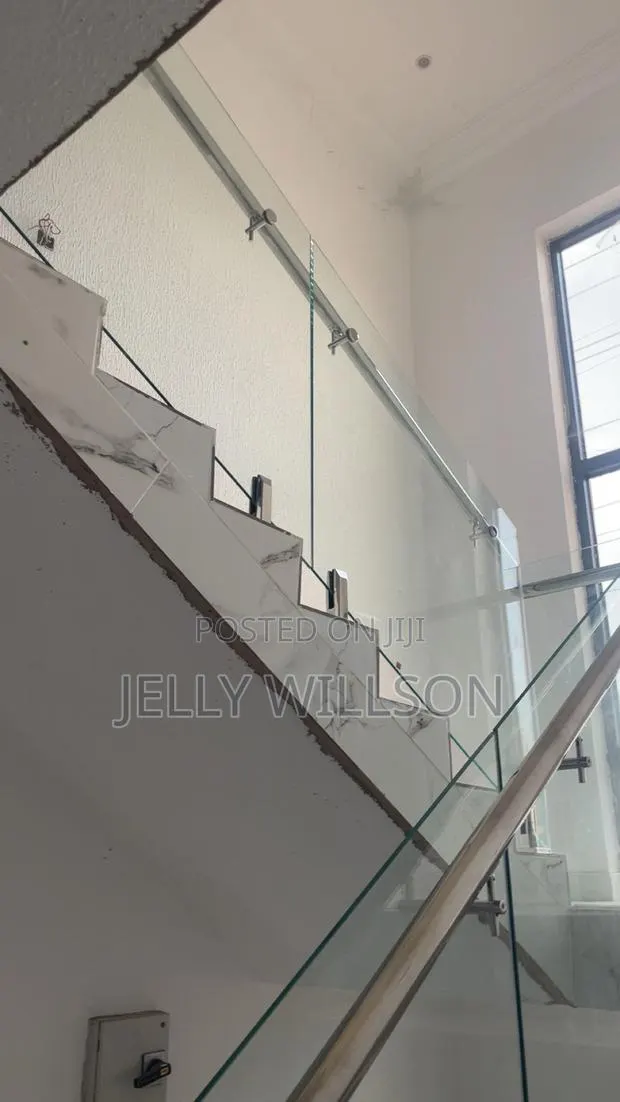 Staircase Plain Glass · Photo 1