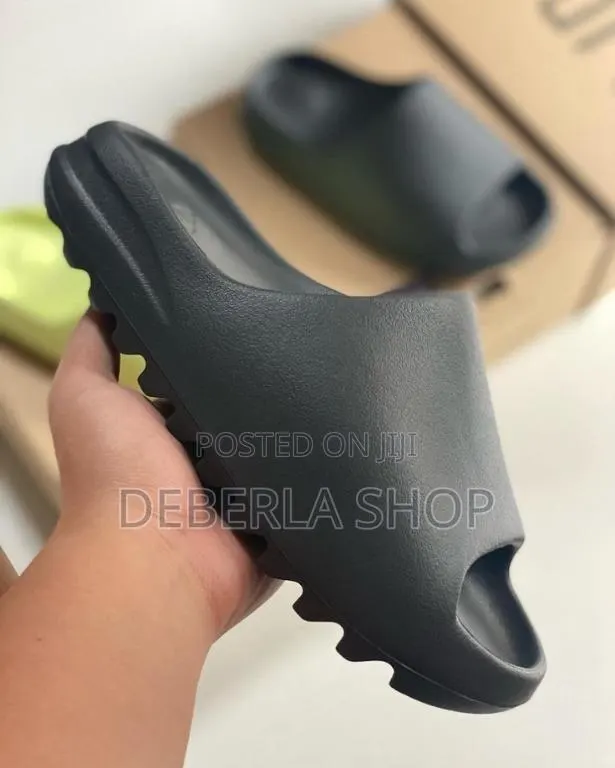Adidas Yeezy Onyx Slides · Photo 1