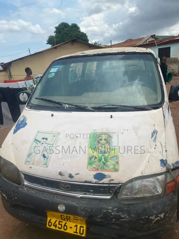 Toyota HiAce 2001 White