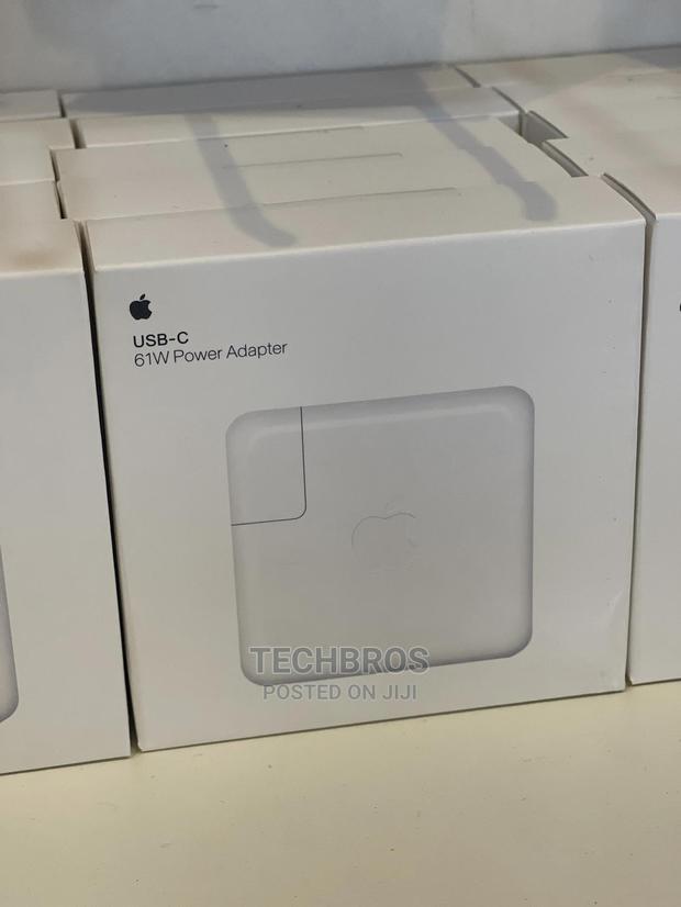 Original Macbook Pro Charging Adapter · Photo 1