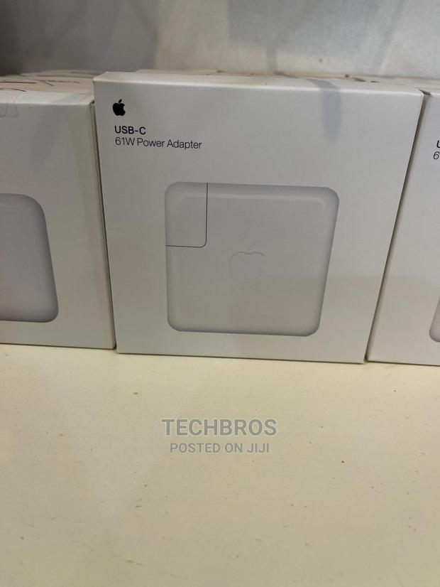 Original Macbook Pro Charging Adapter · Photo 3