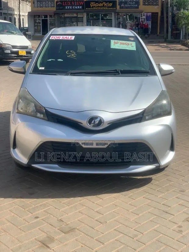 Toyota Vitz 2015 Silver · Photo 1