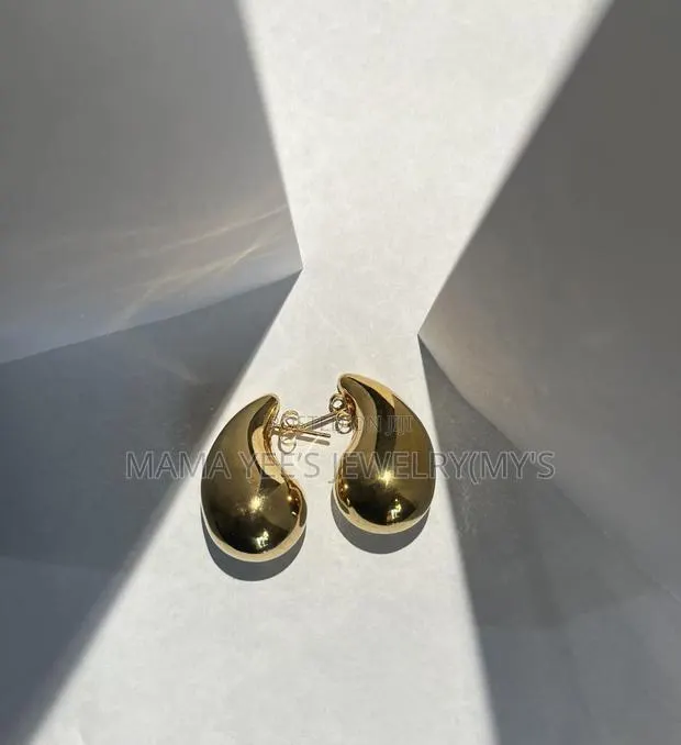 Chunky Gold Waterdrop Statement Earrings · Photo 2