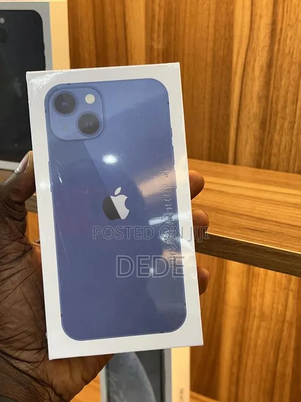 New Apple iPhone 13 128 GB Blue · Photo 1