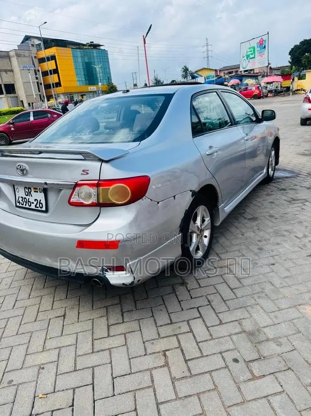 Toyota Corolla S 4dr Sedan (1.8L 4cyl 4A) 2013 Silver ยท Photo 1